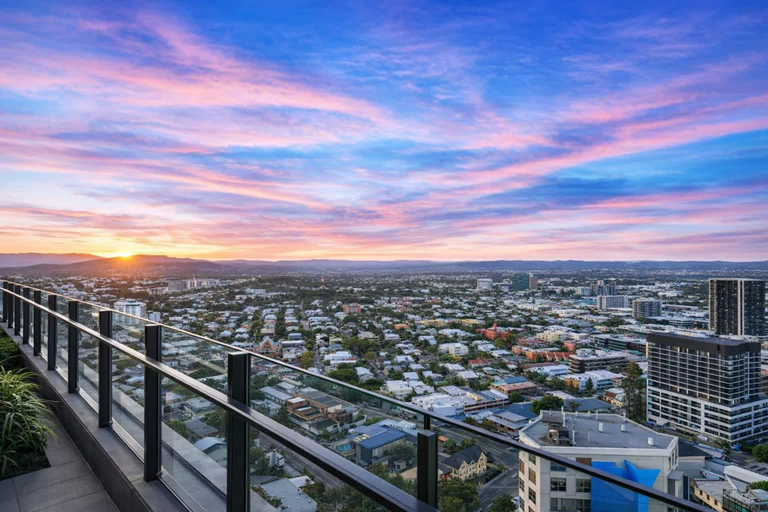 Room 2, Sky-high Haven-rooftop Infinity Pool Parking Wifi, Brisbane