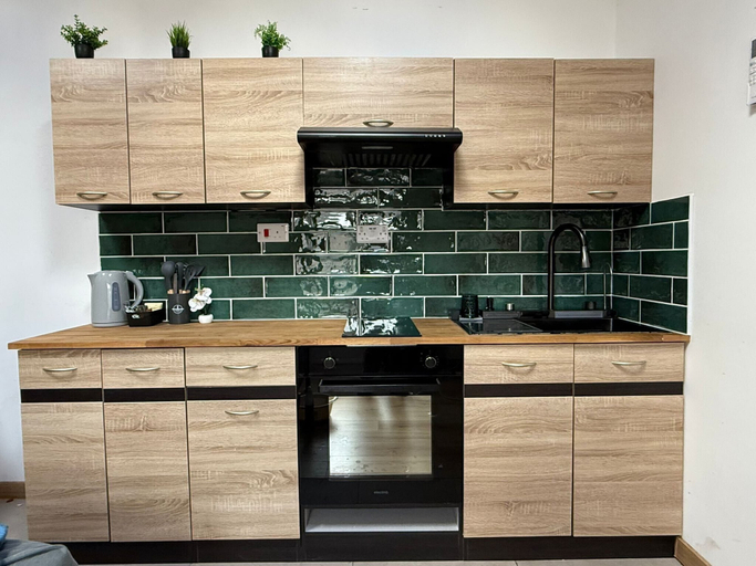 Private kitchen 4, Cozy Studio in Birmingham Kingstanding, Birmingham