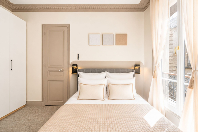 Room 4, 1518 Trétaigne, Paris