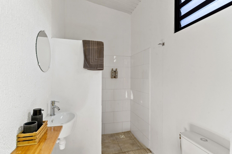 Bathroom 2, Fare Mahana