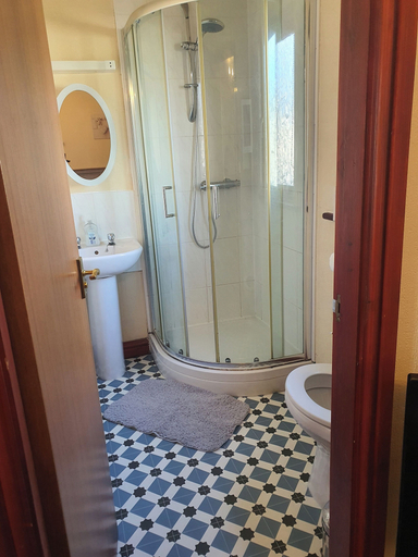 Bathroom 4, Wooden Lodge Sleeps 9 with Veranda & Decking, Lancashire