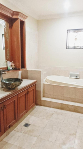 Bathroom 4, Vila Princess Sentul Privatepool 5 bedroom, Tenis meja, billiard, minibar, Bogor