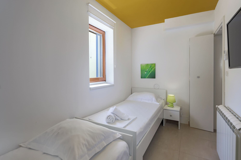 Room 5, Seaview Pool House Mytilus, Raša