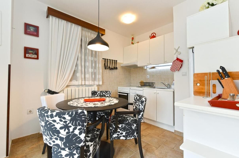 Dining room 5, Charming Apartment With Balcony and Pool, Bale