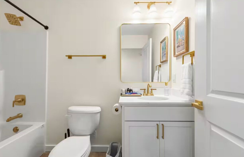 Bathroom, Iberville Inn, Lafayette