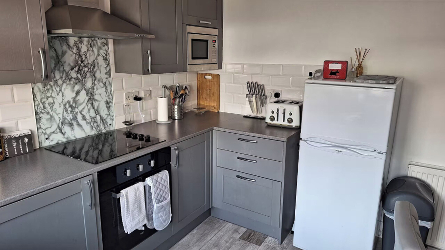 Private kitchen 3, Bungalow - Sleeps 4 - Parking - Garden, Nottinghamshire