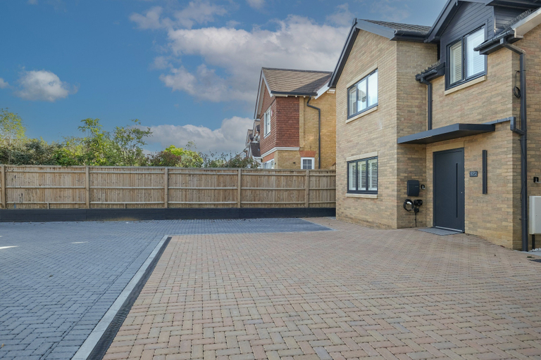 Exterior 5, Luxaura Homes 5-Bed Detached House, Windsor and Maidenhead