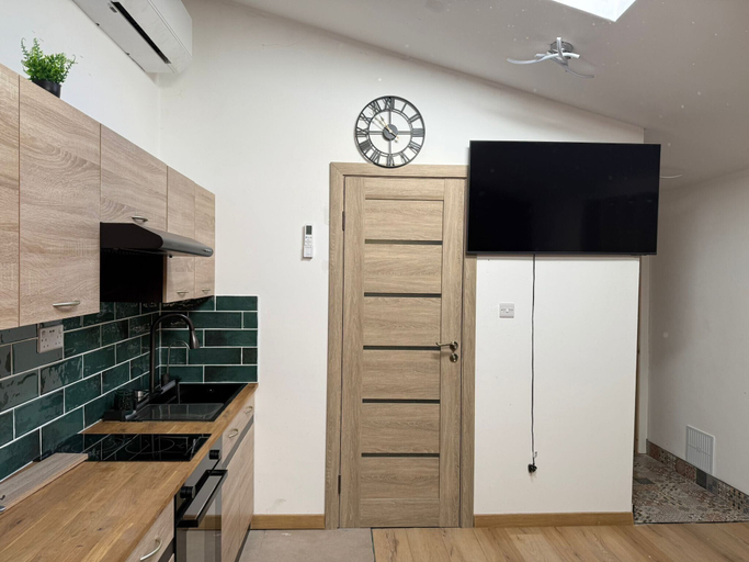 Private kitchen 2, Cozy Studio in Birmingham Kingstanding, Birmingham
