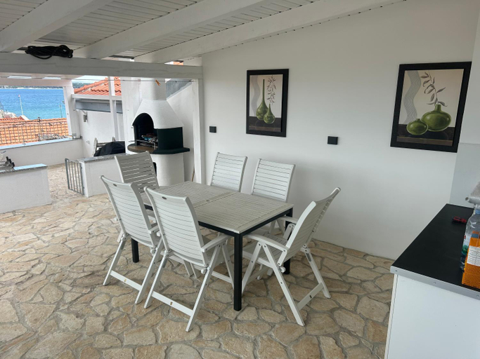 Others 4, Apartmani Adi Tkon, Tkon