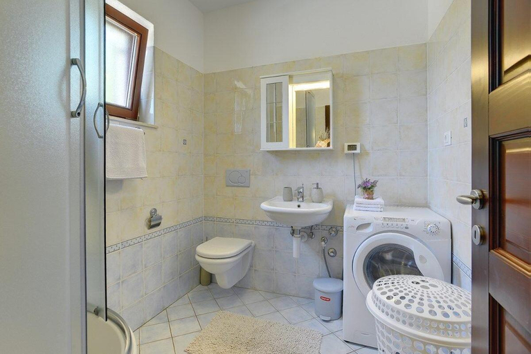 Bathroom 4, Holiday Home Medulin near Beach  Pool, Medulin