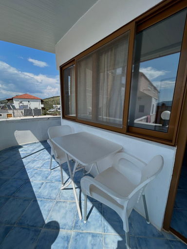 Others 5, Vila Vladmir Sela, Sarandës