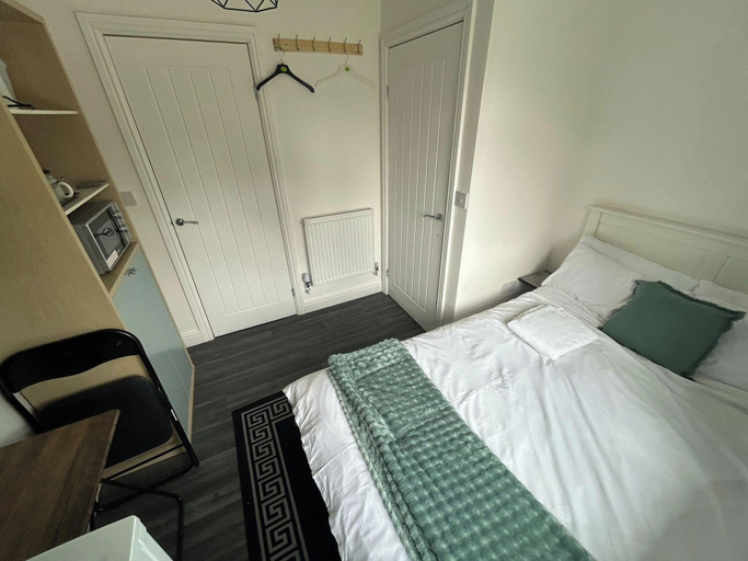 Room 5, Private Room, Sleeps 2 With Ensuite & Parking, Birmingham