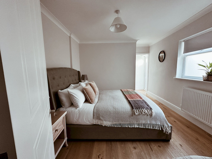 Room 5, The Pontcanna Sapphire 2-bed Haven, Cardiff
