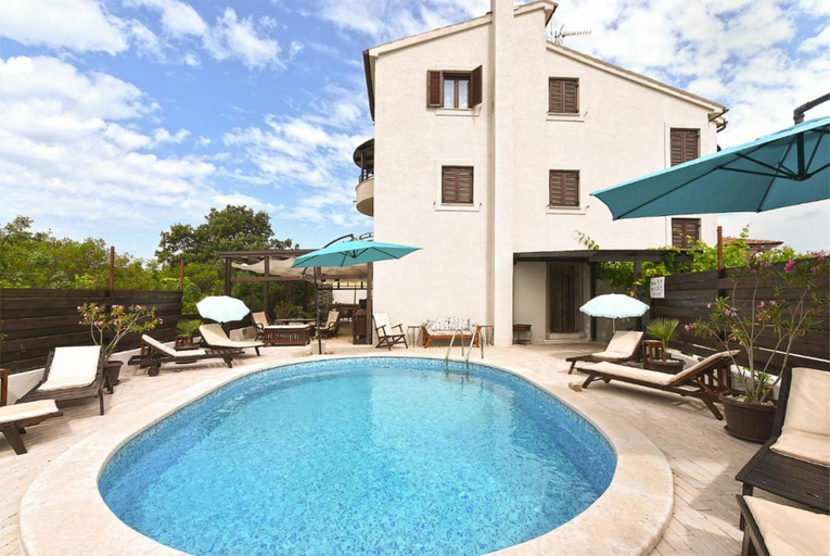 Pool 3, Charming Apartment With Balcony and Pool, Bale