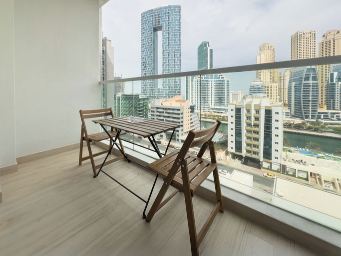Outdoor dining, Modern Studio in Prime Location & JBR, Dubai