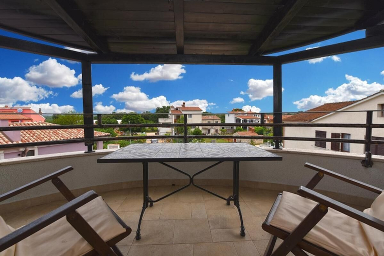 Balcony 2, Cozy Flat With Balcony, Pool Access and Full Amenities, Bale