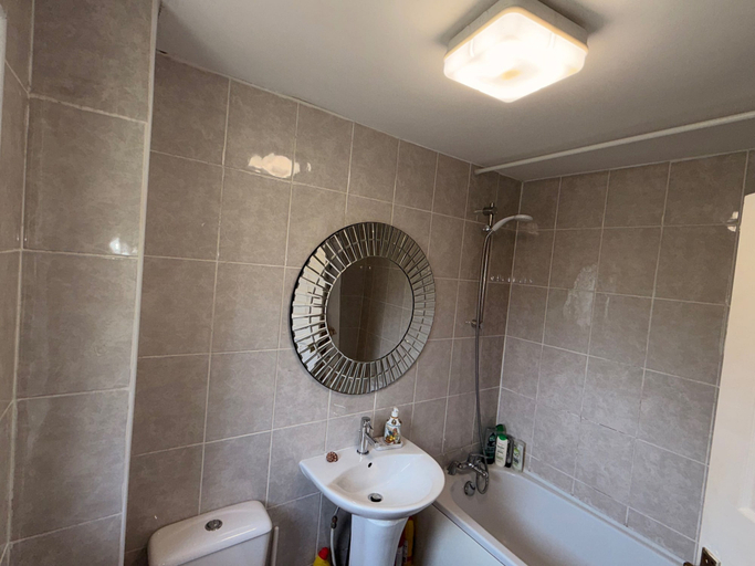 Bathroom 2, Bungalow Sleeps 4 With Free Parking and Garden, Manchester