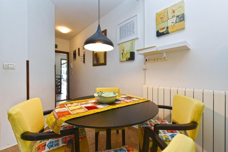 Dining room 5, Stylish Flat With Pool Access and Fully Equipped Spaces, Bale