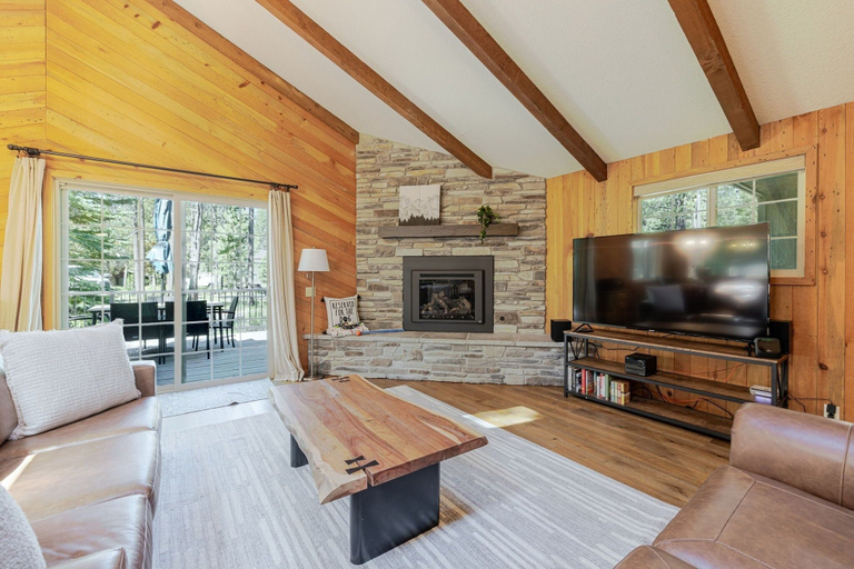 Living area 4, 12 East Park Lane 4 Bedroom Home, Deschutes
