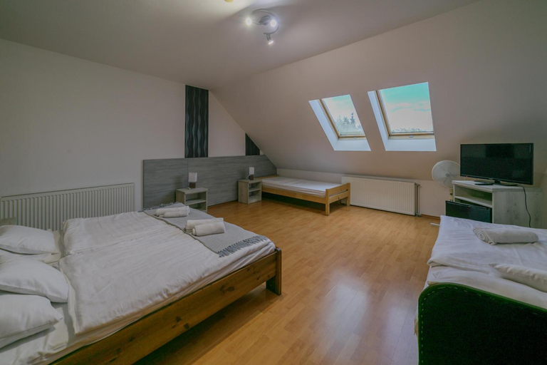 Bedroom 2, Borostyankert Etterem & Vendeghaz, Sárvár