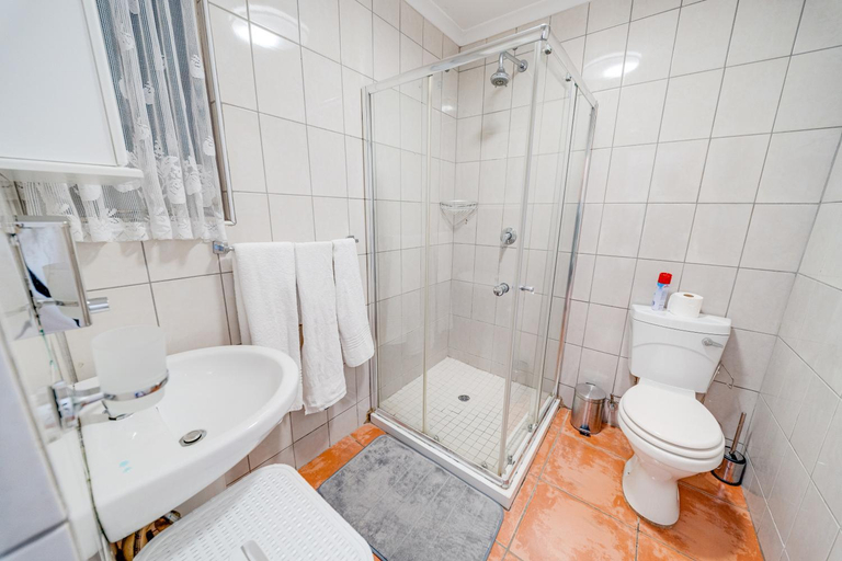 Bathroom 3, 16 Vaalrivier, Gert Sibande
