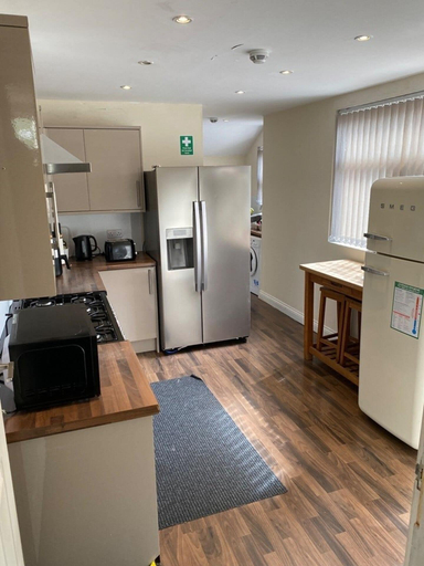 Private kitchen 2, House 2 bedrooms Sleeps 4 with Parking, Bolton