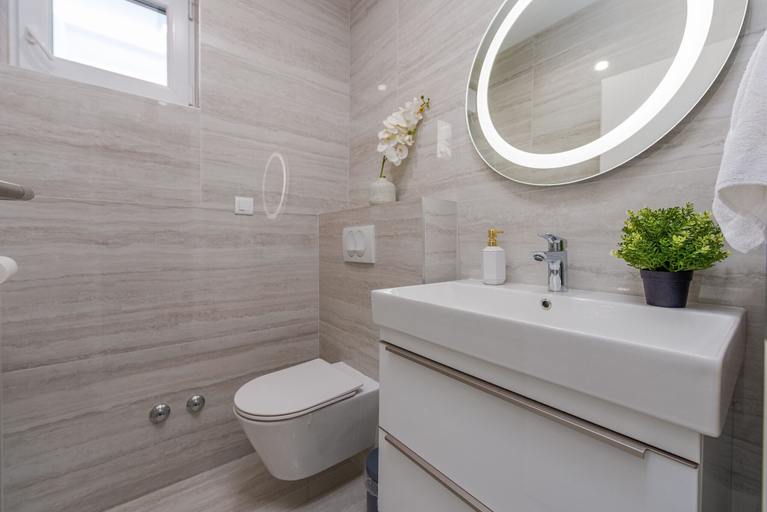 Bathroom 3, Villa Nina, Nin