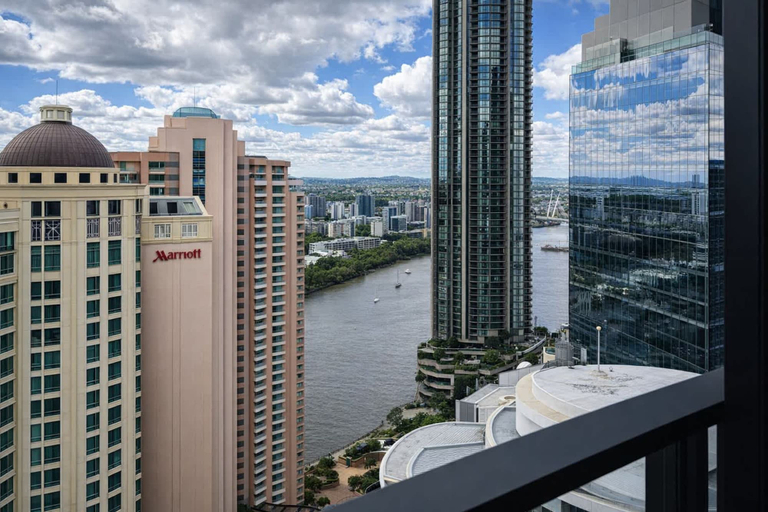 Room 5, Sky-high Haven-rooftop Infinity Pool Parking Wifi, Brisbane