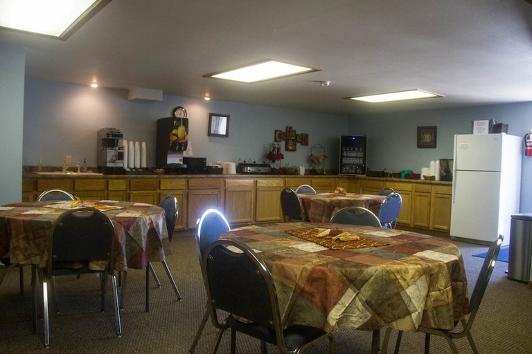 Others 5, Cottonwood Inn, Phillips