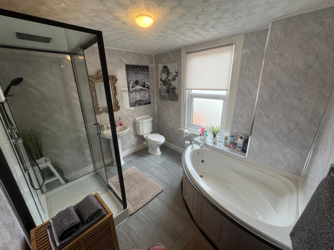 Bathroom 2, Holywell Apartment - Luxury One Bedroom Apartment, Flintshire