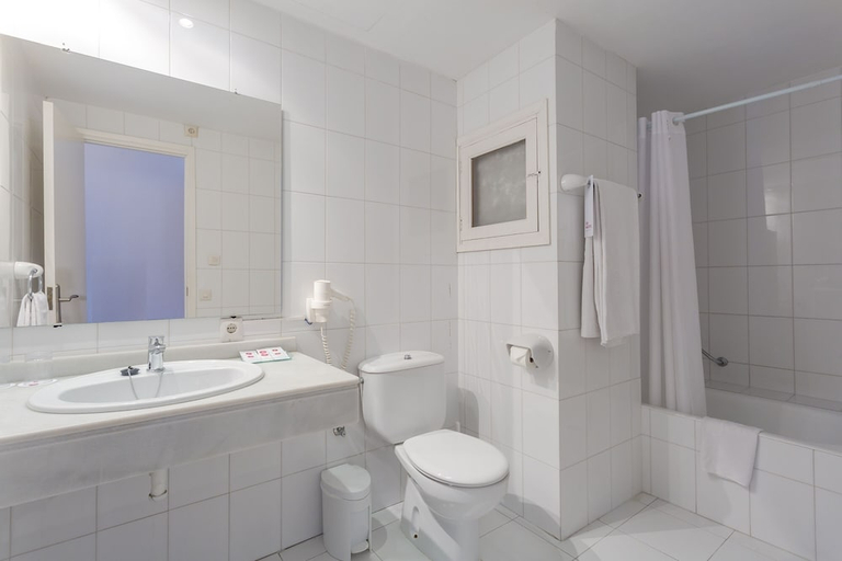 Bathroom 5, JS Sol Can Picafort, Baleares