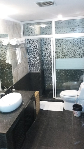 Bathroom 4, Hotel Oyster, Chandigarh