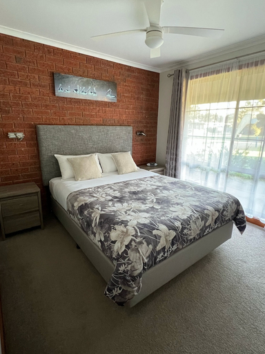 Bedroom 3, Greenways Holiday Units, Berrigan