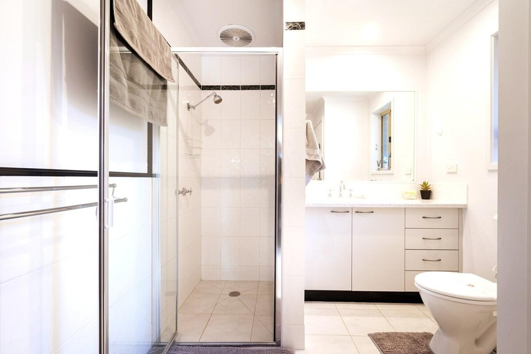 Bathroom, Golfside Getaway by Ready Set Stay, Melbourne