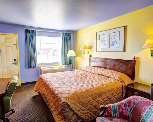 Bedroom 4, Nites Inn, Bell