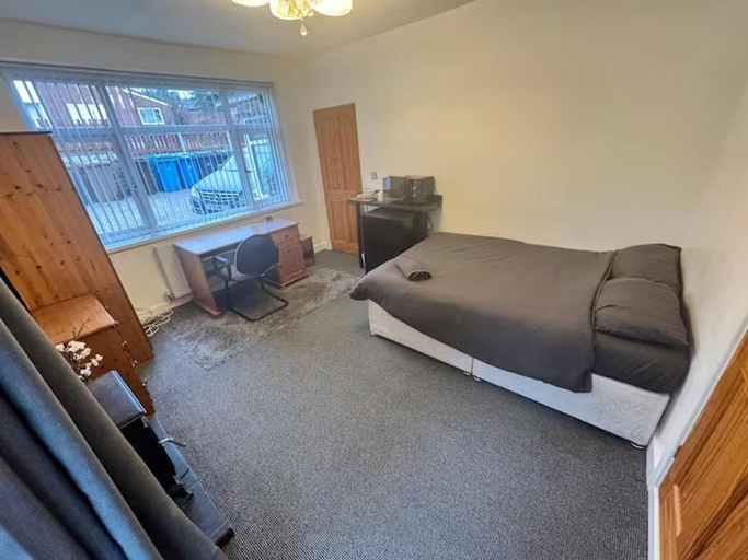 Room 4, Studio Sleeps 2 With Parking, Derby