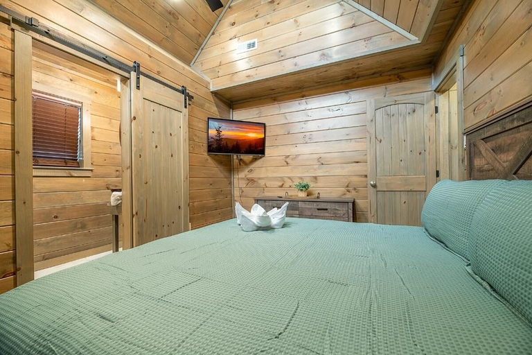 Room 5, Simply Blessed, Sevier
