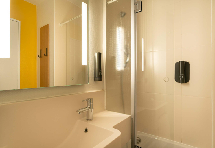 Bathroom 4, B&B HOTEL Vannes Est Golfe du Morbihan, Morbihan