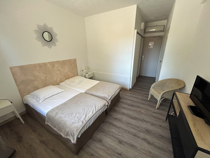 Others 2, Aiglon Bylitis Hotel, Corse-du-Sud