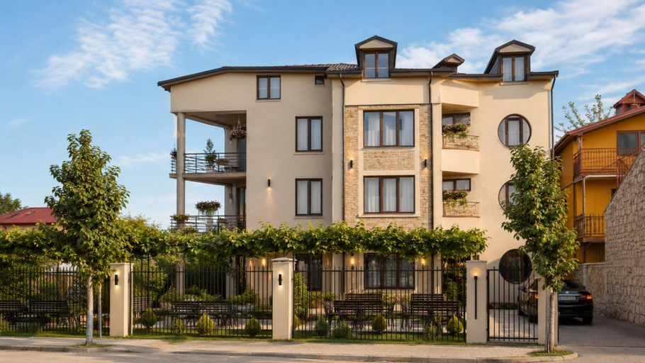 Exterior & Views