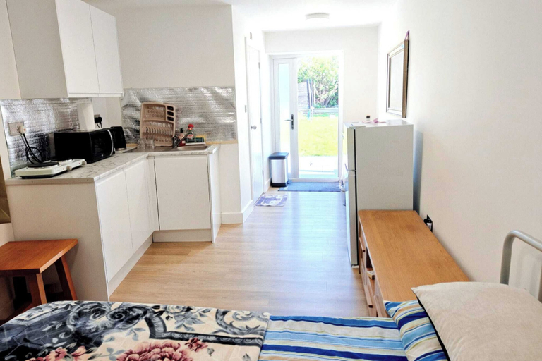 Interior 4, Cozy Studio in Hornchurch With Extra Bed, London