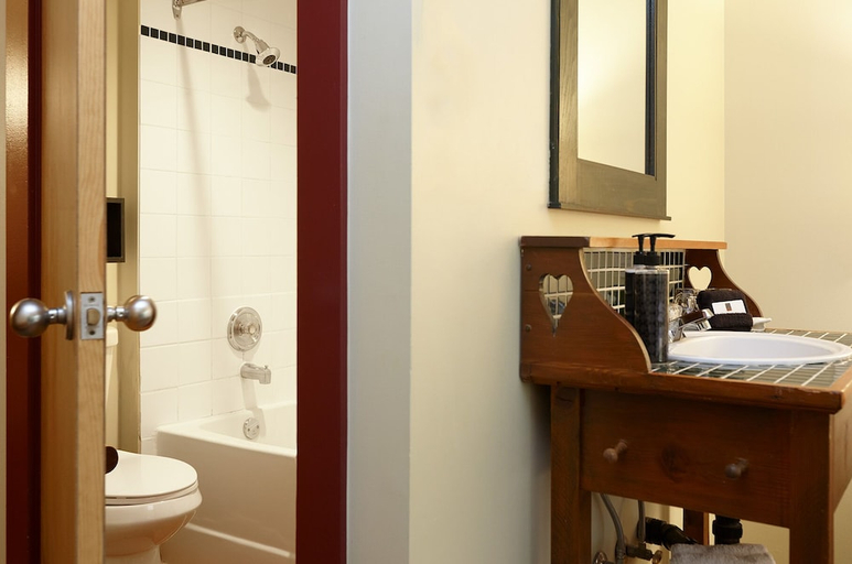 Bathroom 3, Middle Beach Lodge, Alberni-Clayoquot