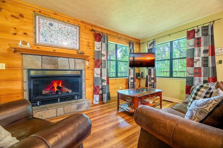 Living area 2, Z - Four Cubs Cottage, Sevier