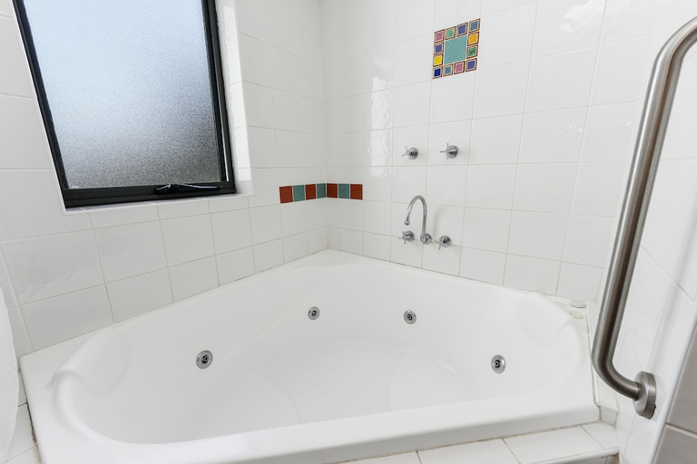 Bathroom 4, Flynns Beach Resort, Port Macquarie-Hastings - Pt A
