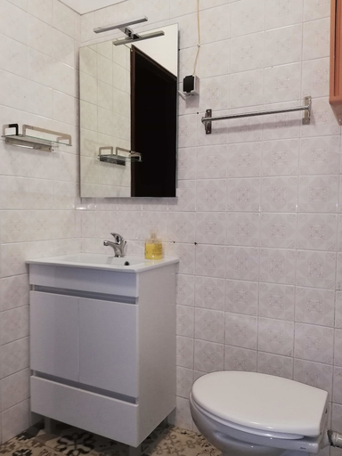 Bathroom, TripGeo Apartment Roma, Lisbon