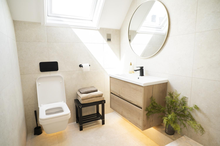 Bathroom 2, Wellington Circus, Nottingham