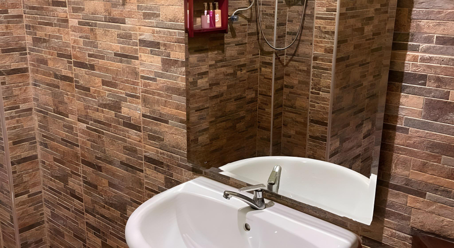 Bathroom 3, Art's Riverview Lodge, Phanom