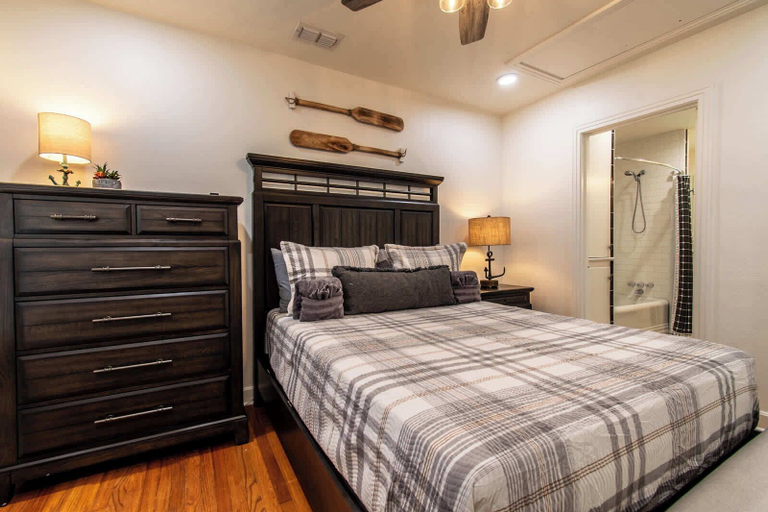Room 2, The Captain's Quarters on Ocean Drive Sleeps 4, Nueces