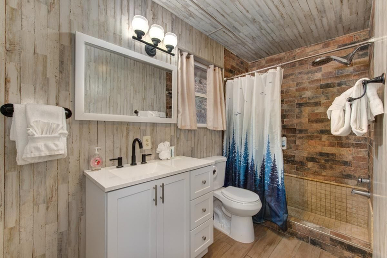 Bathroom 2, Golden Pines Retreat, Sevier
