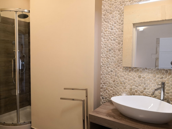 Bathroom 3, Case Damma, Syracuse